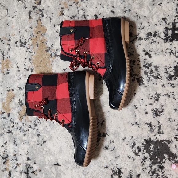JustFab Loletta red & black Buffalo plaid duck boots EUC - Picture 2 of 10